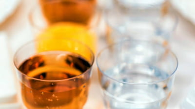 Băutura consumată dimineața pe stomacul gol poate afecta organismul. Ce spun specialiștii