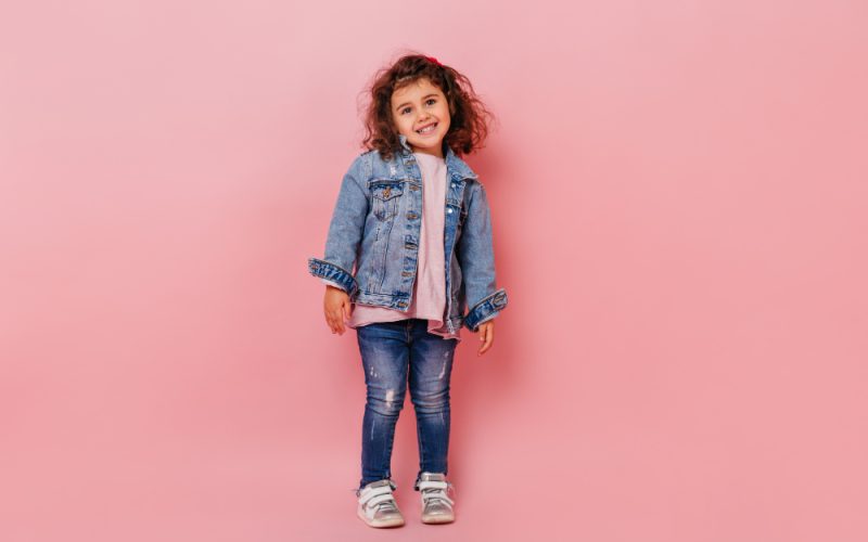 Ținutele lejere de zi cu zi pentru fetițe confort și stil în fiecare moment