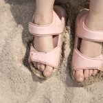 De la ținute casual la evenimente speciale – versatilitatea sandalelor pentru fete