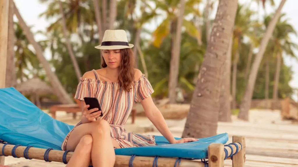 Greșeala care îți poate aduce costuri uriașe la telefon în vacanță. Mulți turiști își dau seama abia când primesc factura