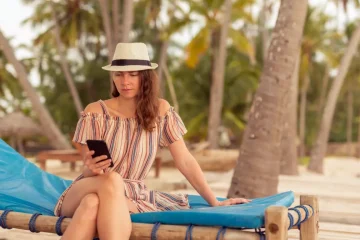 Greșeala care îți poate aduce costuri uriașe la telefon în vacanță. Mulți turiști își dau seama abia când primesc factura
