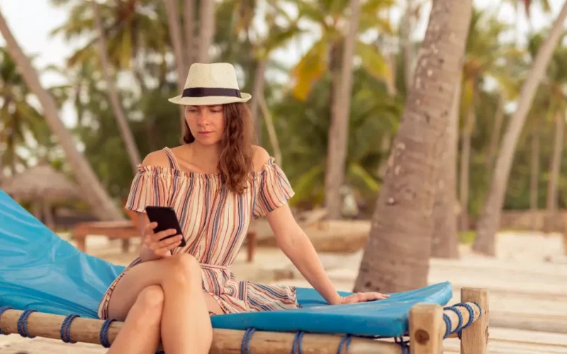 Greșeala care îți poate aduce costuri uriașe la telefon în vacanță. Mulți turiști își dau seama abia când primesc factura