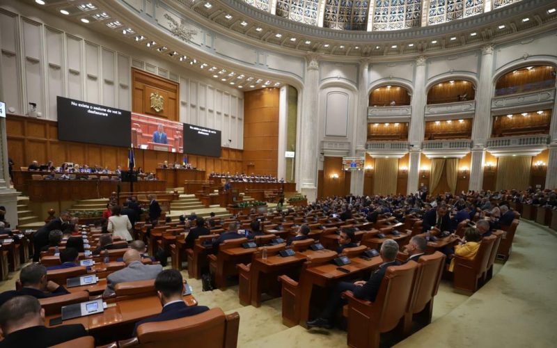 Noua lege a salarizării ar aduce creșteri importante pentru parlamentari. Indemnizațiile ar putea urca cu până la 7.000 de lei