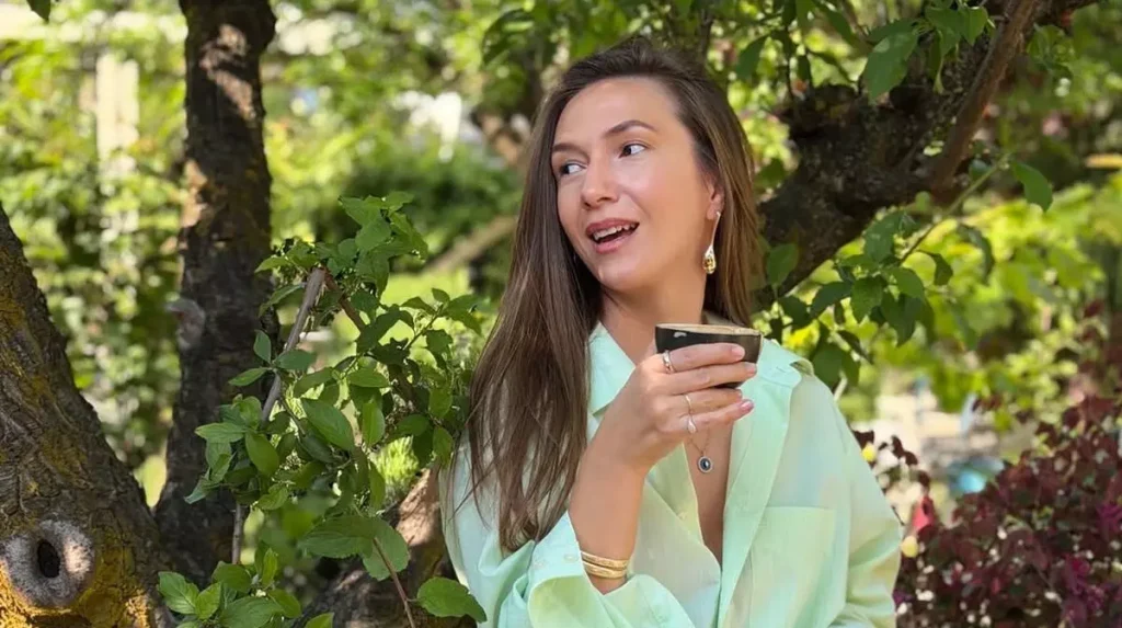 Adela Popescu a atras toate privirile la o nunta. Ținuta elegantă a stârnit numeroase reacții