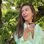 Adela Popescu a atras toate privirile la o nunta. Ținuta elegantă a stârnit numeroase reacții
