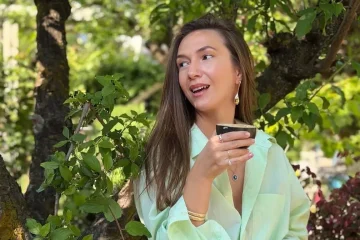 Adela Popescu a atras toate privirile la o nunta. Ținuta elegantă a stârnit numeroase reacții