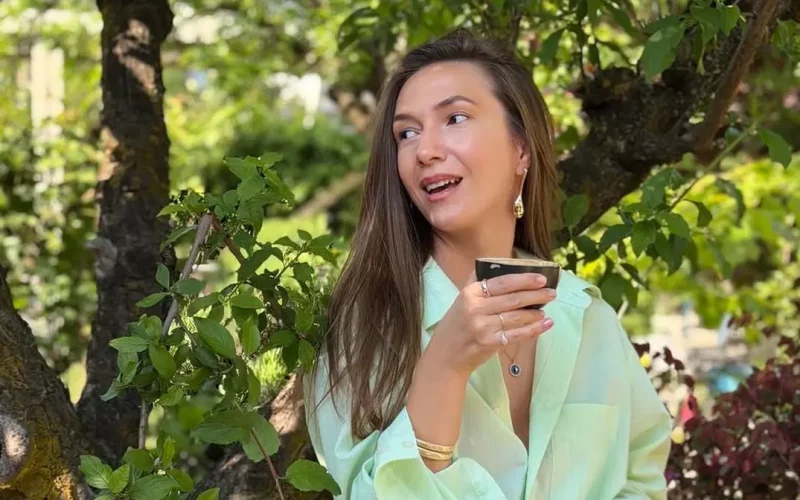 Adela Popescu a atras toate privirile la o nunta. Ținuta elegantă a stârnit numeroase reacții